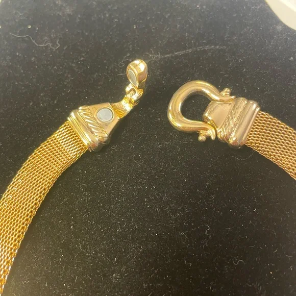 Chic Gold Mesh Choker Necklace with magnetic clip closure - Picture 7 of 8